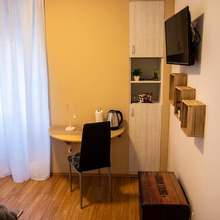 Apartment & Room Eni ซาเกร็บ ภายนอก รูปภาพ